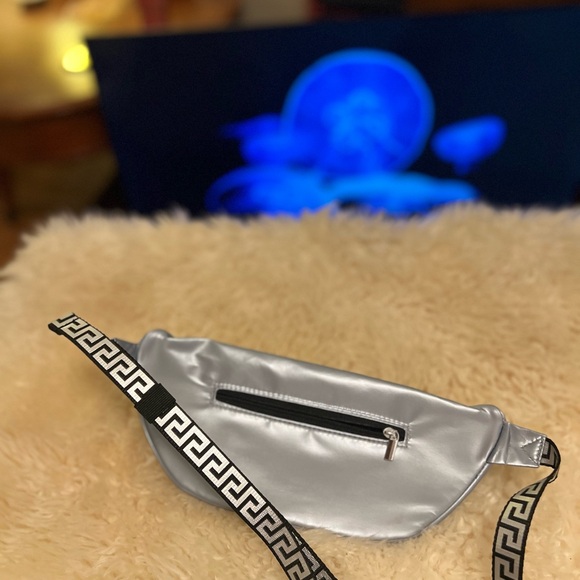 Fanny Pack Versace Adjustable Strap Good used condition!! - Picture 2 of 16